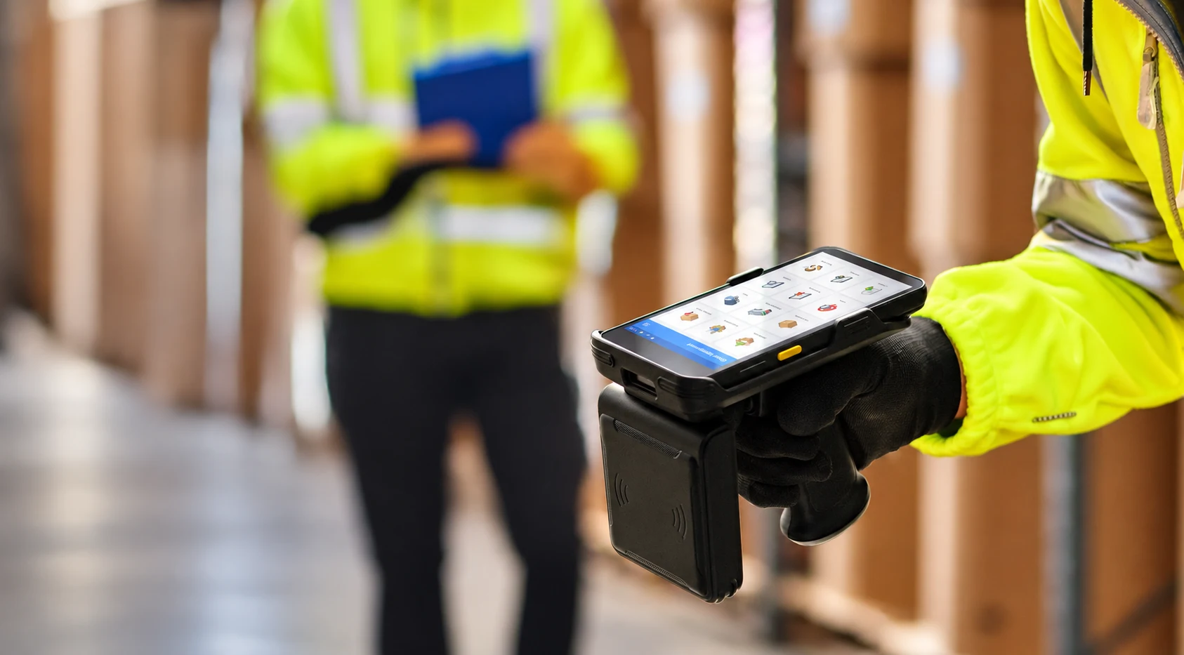 Operario utilizando un lector RFID en una bodega